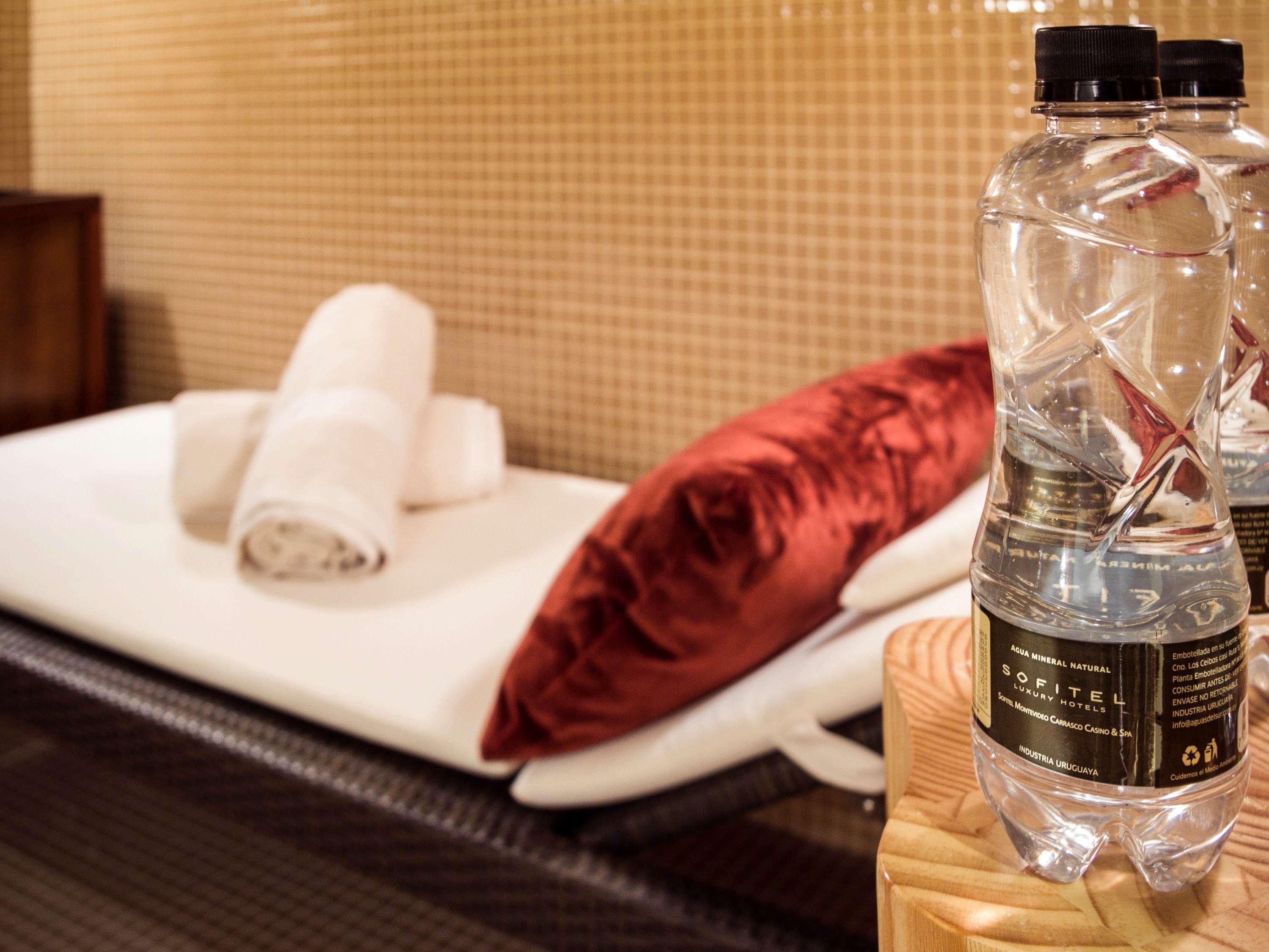 Sofitel Montevideo Casino Carrasco & Spa Extérieur photo Bottled water in a hotel room