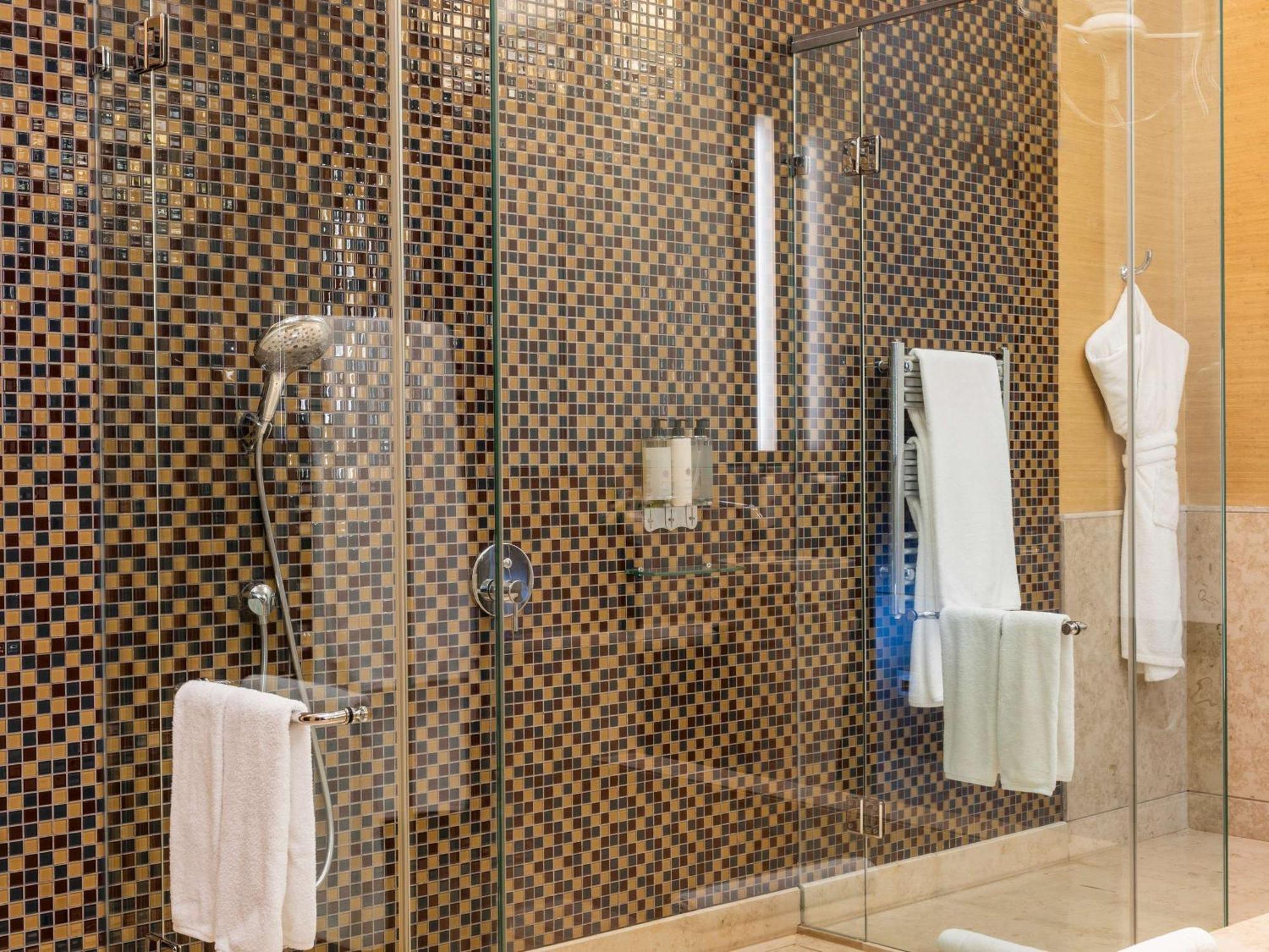 Sofitel Montevideo Casino Carrasco & Spa Extérieur photo A shower with a sliding door
