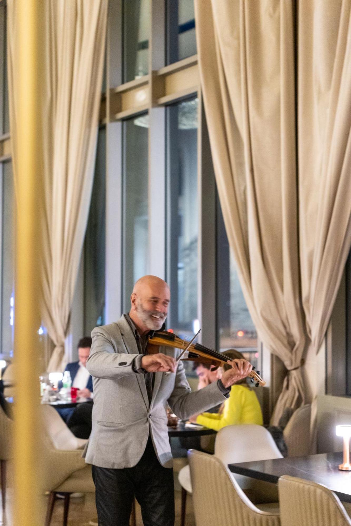 Sofitel Montevideo Casino Carrasco & Spa Extérieur photo The violinist at the opening of the restaurant