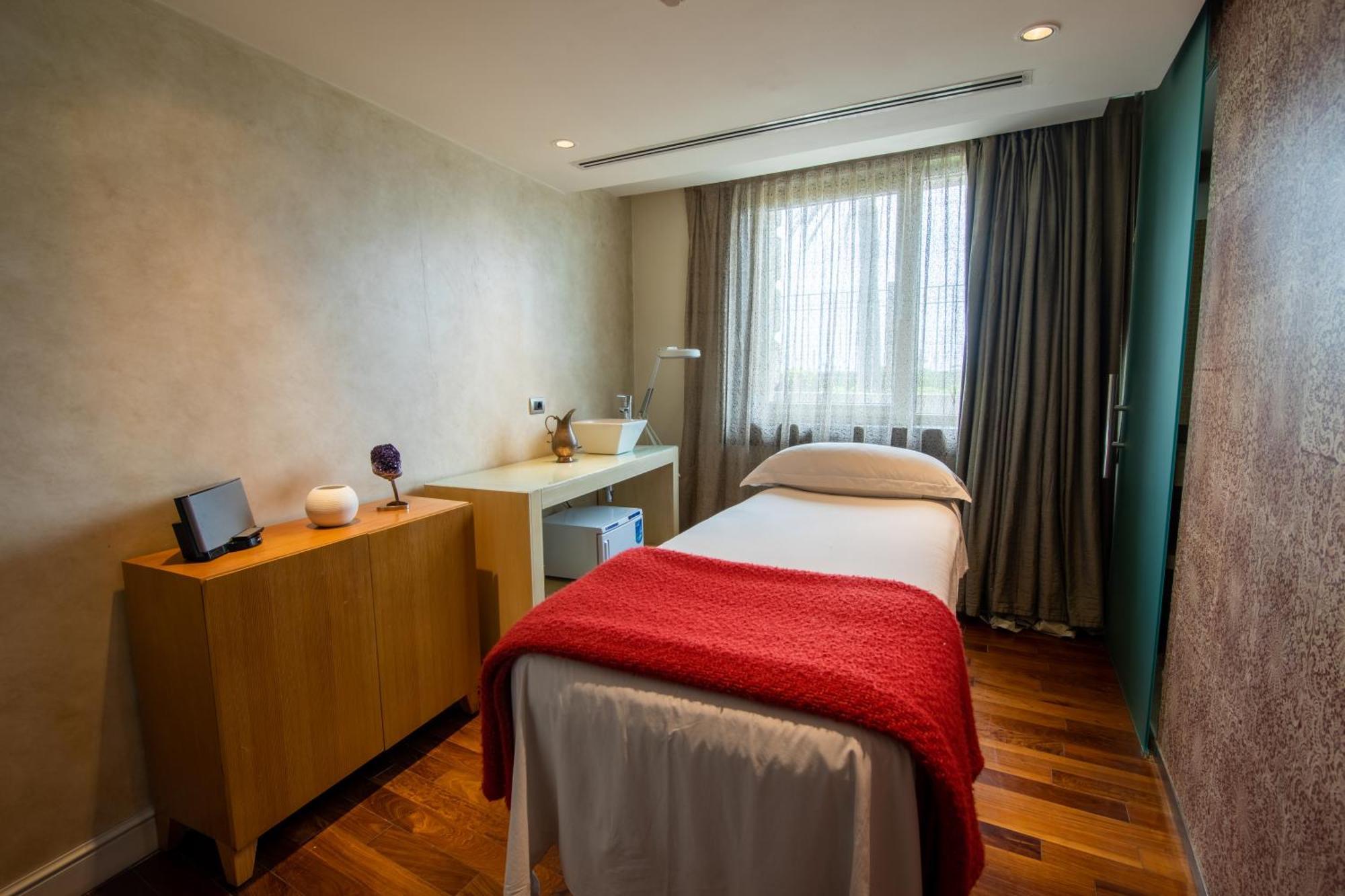 Sofitel Montevideo Casino Carrasco & Spa Extérieur photo Treatment room at The Dorchester, London